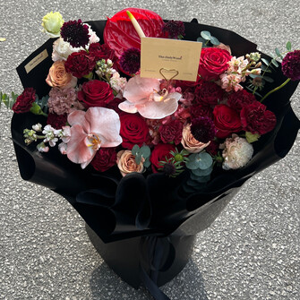 Red wine theme blooms 